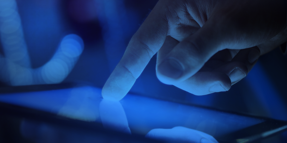 Ánh sáng xanh ảnh hưởng đến quá trình sản sinh hoóc môn Melatonin