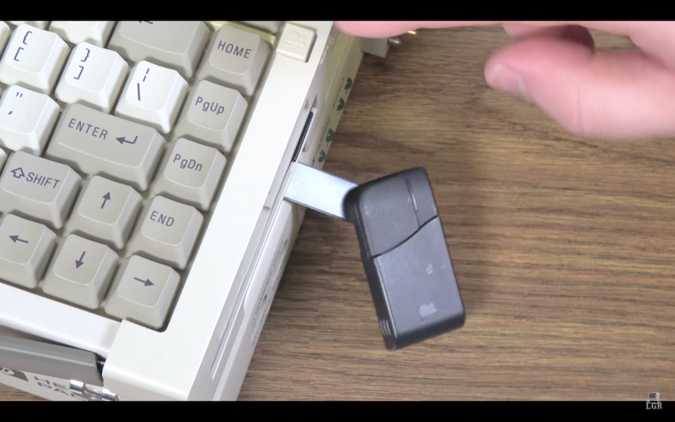 Hewlett Packard J2300 được tích hợp chuột rời mà HP gọi là Pop-up mouse.