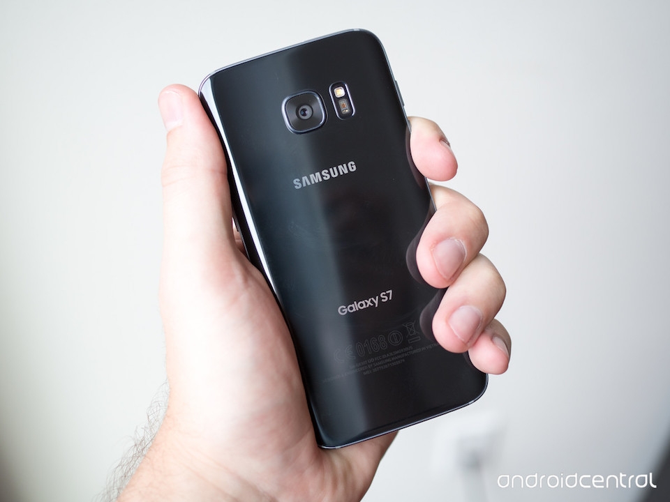 Galaxy S7 với ngôn ngữ thiết kế hiện đại với vật liệu nhôm và kính kết hợp.
