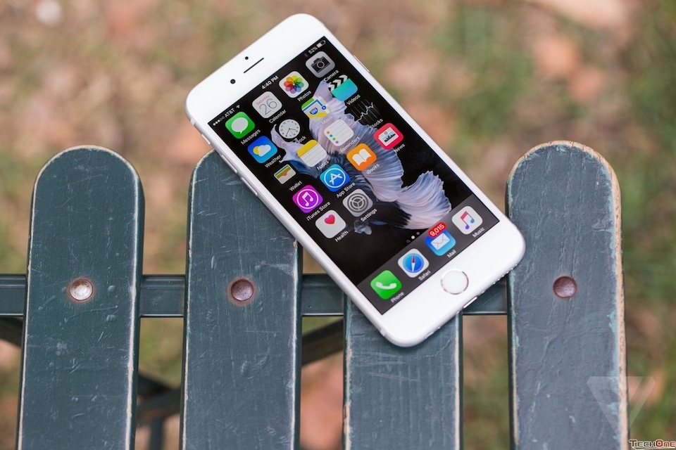 iPhone 6S cũng không hề kém cạnh với thiết kế nhôm nguyên khối rất sang trọng.