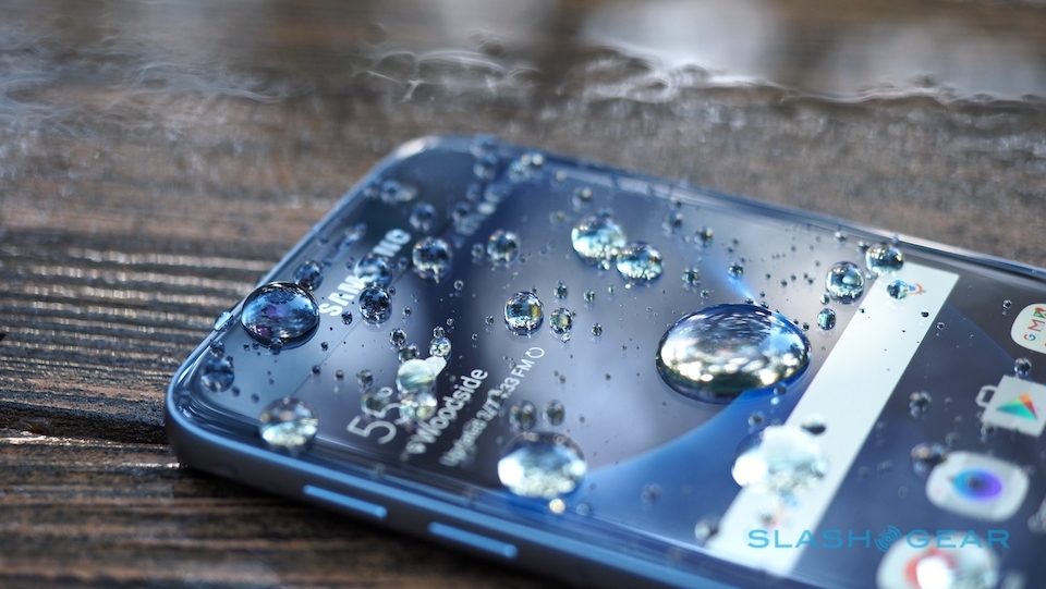 Galaxy S7 vượt trội so với iPhone 6S ở khả năng chống nước và bụi theo chuẩn IP68.