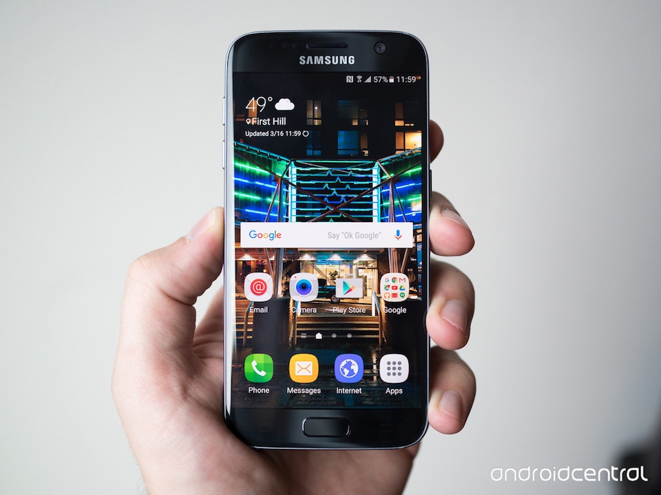 Galaxy S7 sở hữu màn hình SuperAMOLED kích thước 5.1 inch, độ phân giải 2K.