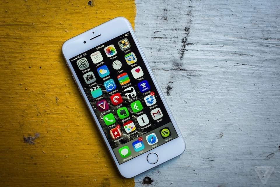 Màn hình iPhone 6S nhỏ hơn với kích thước 4.7 inch, được tích hợp công nghệ cảm ứng lực 3D Touch.
