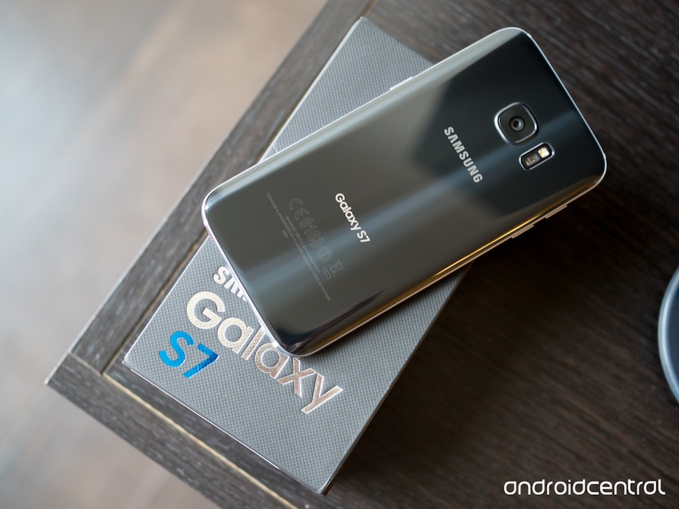 Galaxy S7 sử dụng bộ vi xử lý Snapdragon 820/Exynos 8890 cùng RAM 4GB cho hiệu năng mạnh mẽ.