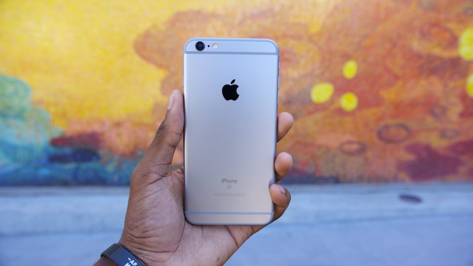 Camera trên iPhone 6S cũng có cùng độ phân giải 12MP, nhưng khẩu độ nhỏ hơn với f/2.2.