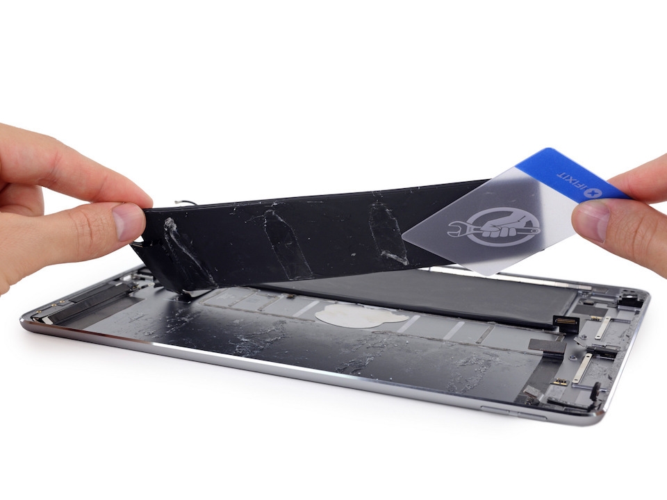 2 tấm pin được gắn chặt vào khung máy bằng keo