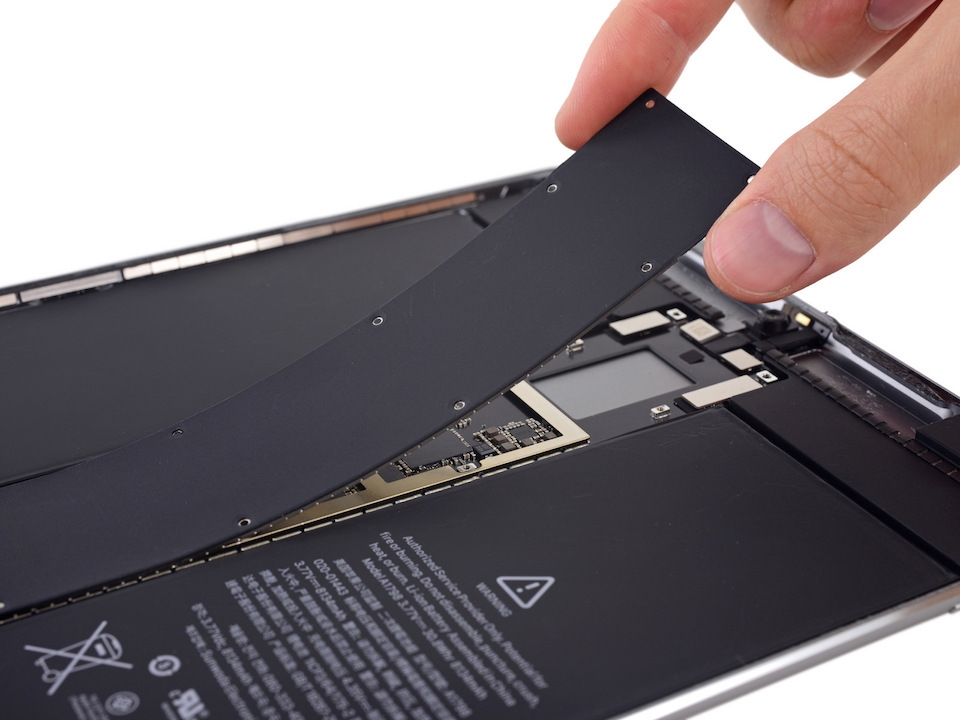 Tháo lớp bảo vệ bo mạch chủ