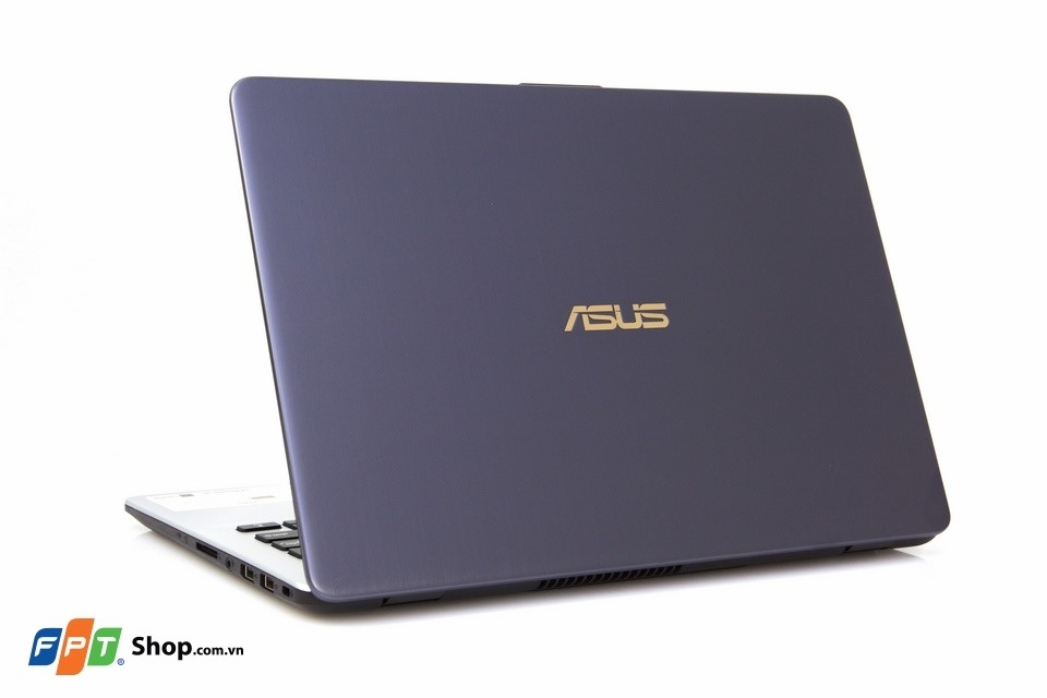 Mặt lưng của máy nổi bật với thiết kế phay xước quen thuộc