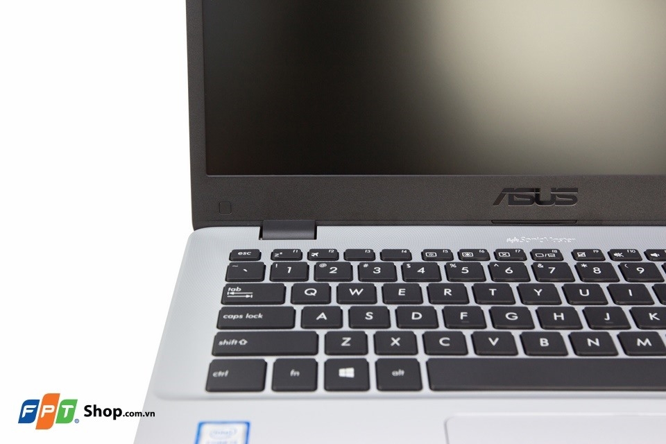 Mặt trước của máy với màn hình viền mỏng