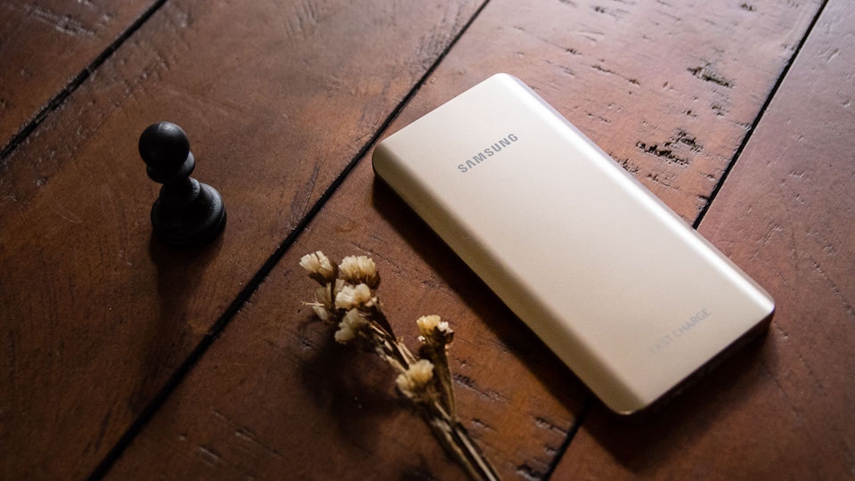 Samsung Fast Charge có thiết kế giống như một chiếc smartphone cao cấp.