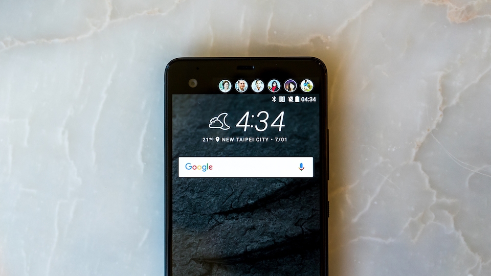 Trợ lý ảo HTC Sense Companion hiển thị thông báo trên màn hình phụ, không cản trở quá trình dùng máy của bạn