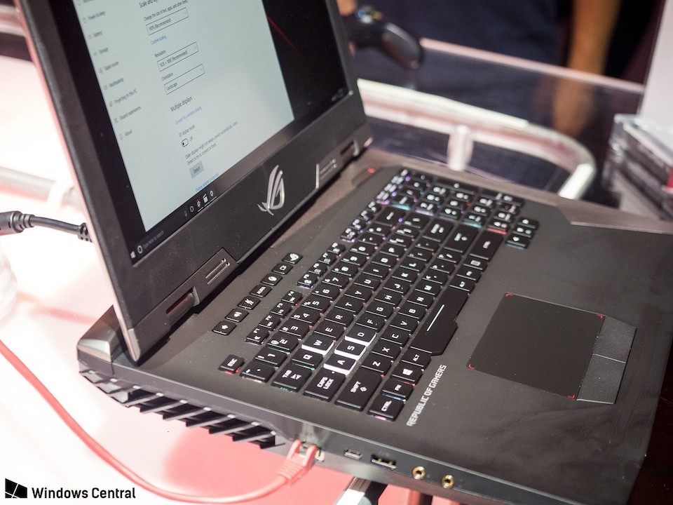 Cạnh trái của Asus ROG Chimera.