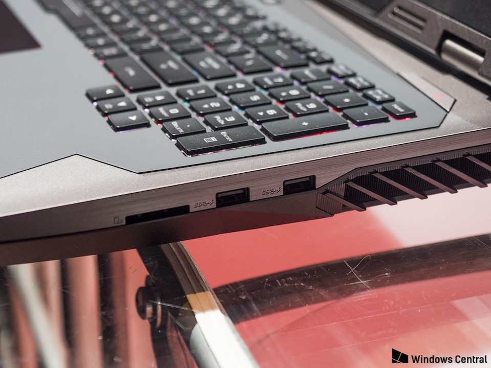 Cạnh phải của Asus ROG Chimera.