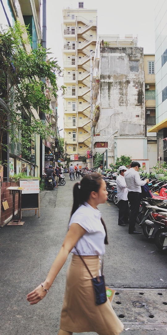 Bộ ảnh cùng camera Vivo V7 Plus ngao du Sài Gòn Đến với một con hẻm lớn hơn để thấy khả năng tái tạo màu sắc trung thực và hài hòa của Vivo V7 Plus tốt đến nhường nào.