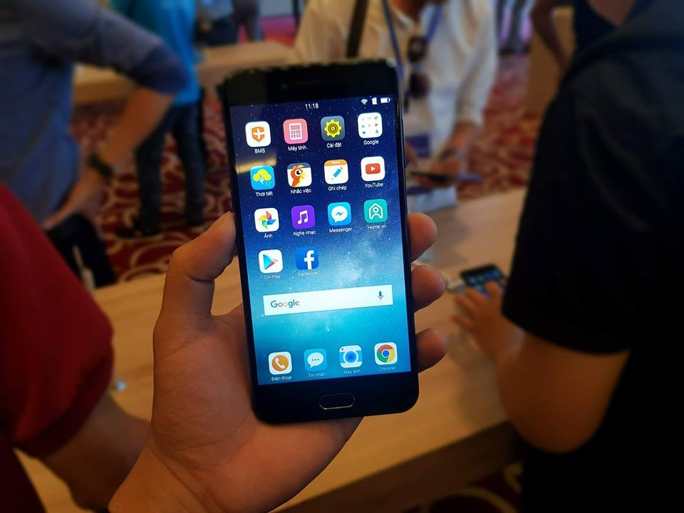 Trên tay Bphone 2017.