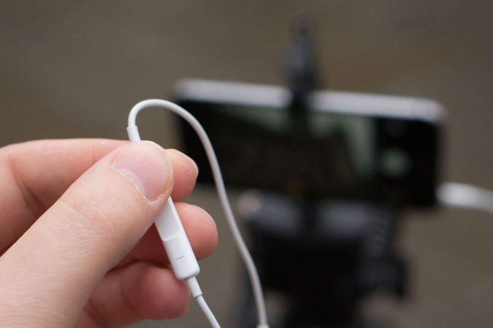 Dùng tai nghe để chụp ảnh