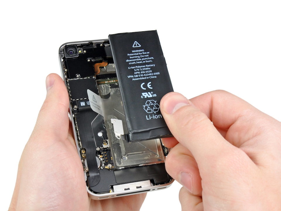 iPhone hoàn toàn có thể thay được pin bằng cách mở máy đơn giản.