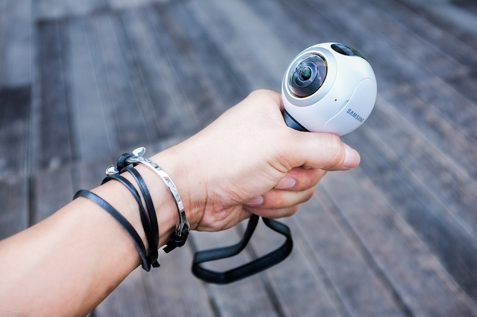 Samsung Gear 360 2017 mang đến sự gọn nhẹ tuyệt vời.