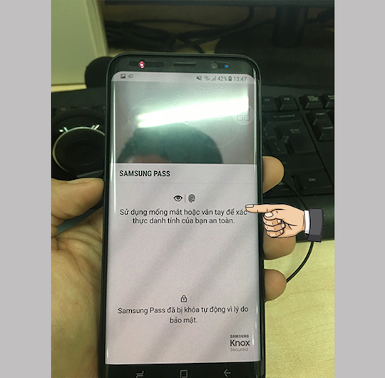 Xác thực đăng nhập Samsung Pass bằng vân tay hoặc mống mắt.