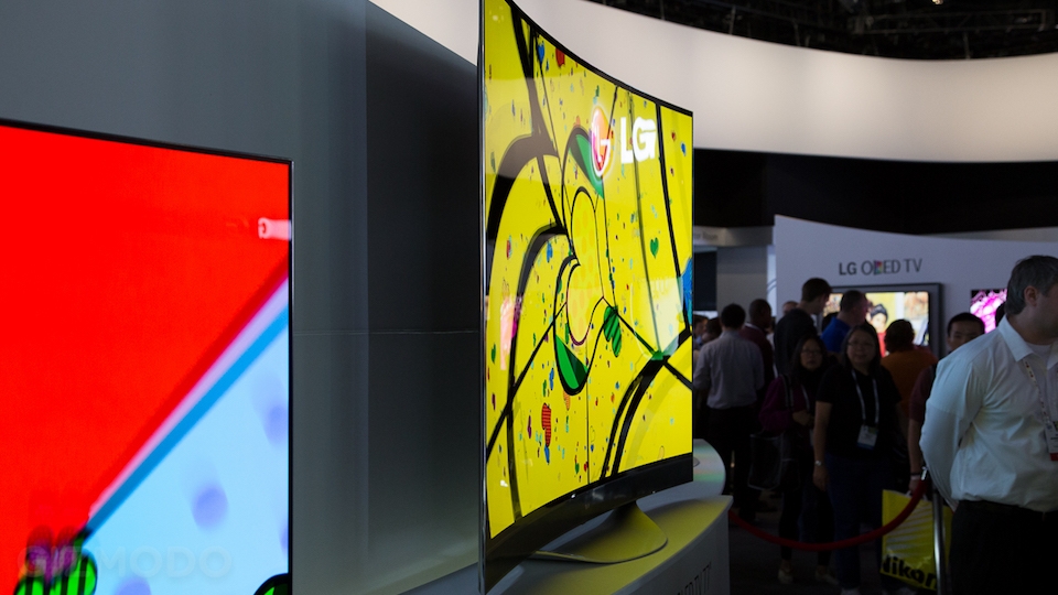 Sharp sẽ sản xuất tấm nền OLED cho smartphone từ 2018 TV OLED của LG