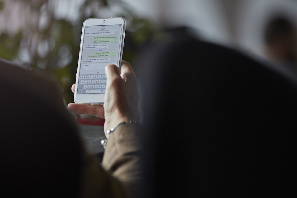 Điện thoại trở nên chậm chạm và hao pin khi bị nóng Ánh nắng cũng khiến thiết bị trở nên nóng hơn