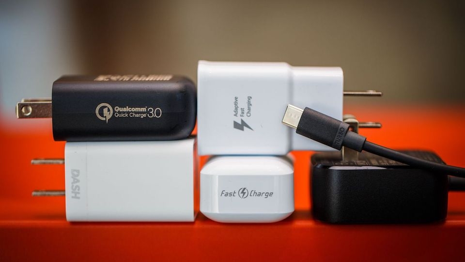 Để sử dụng Qualcomm Quick Charge 4.0, thiết bị và adapter sạc đều phải hỗ trợ chuẩn sạc nhanh Qualcomm Quick Charge 4.
