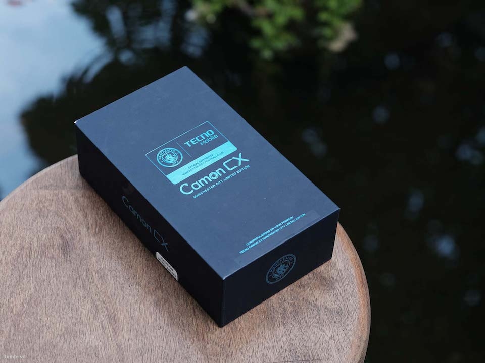 Trên tay Tecno Camon CX phiên bản Manchester City Hộp đựng Camon CX phiên bản Manchester City