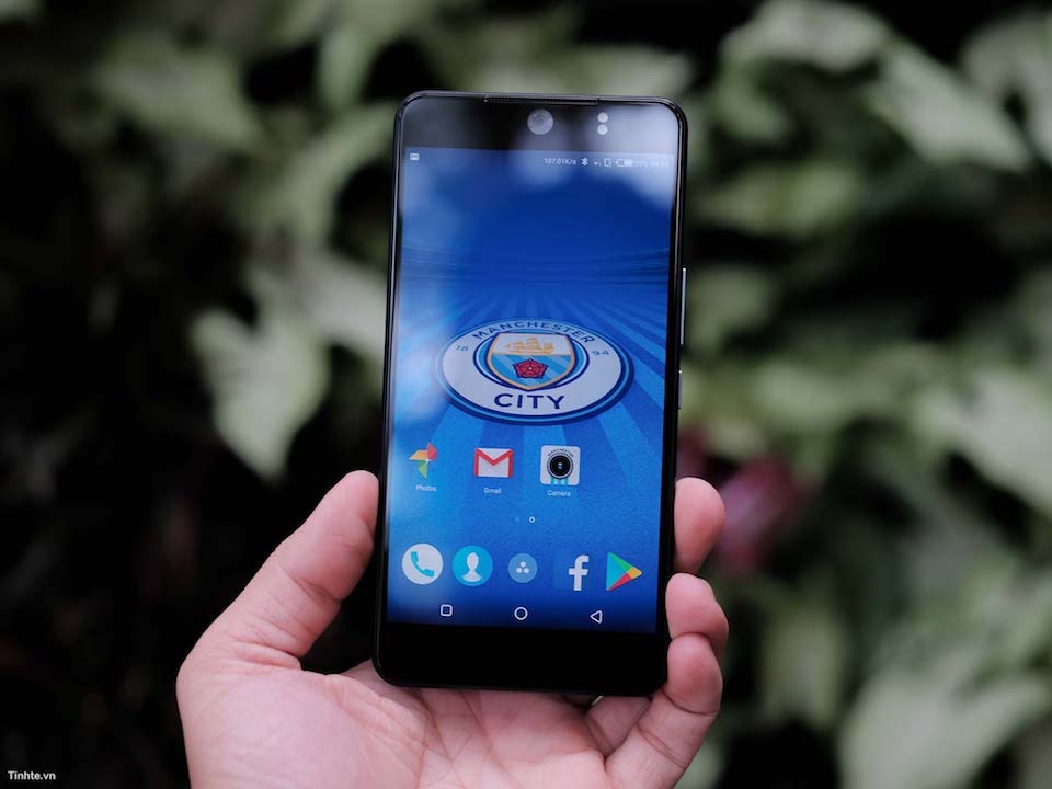 Trên tay Tecno Camon CX phiên bản Manchester City Giao diện của máy được thiết kế theo chủ đề Manchester City