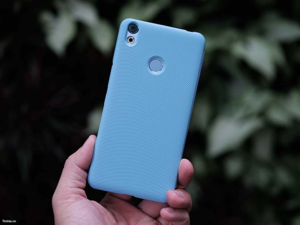 Trên tay Tecno Camon CX phiên bản Manchester City Mặt lưng của case bảo vệ