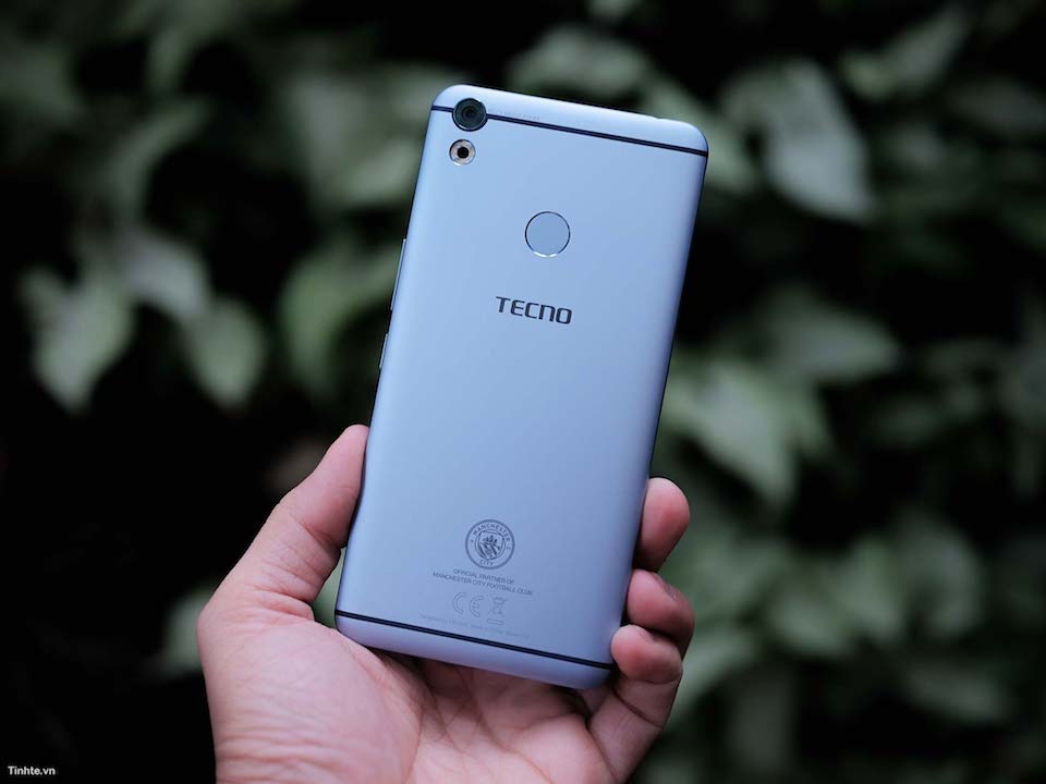 Trên tay Tecno Camon CX phiên bản Manchester City Mặt lưng của Camon CX phiên bản Manchester City