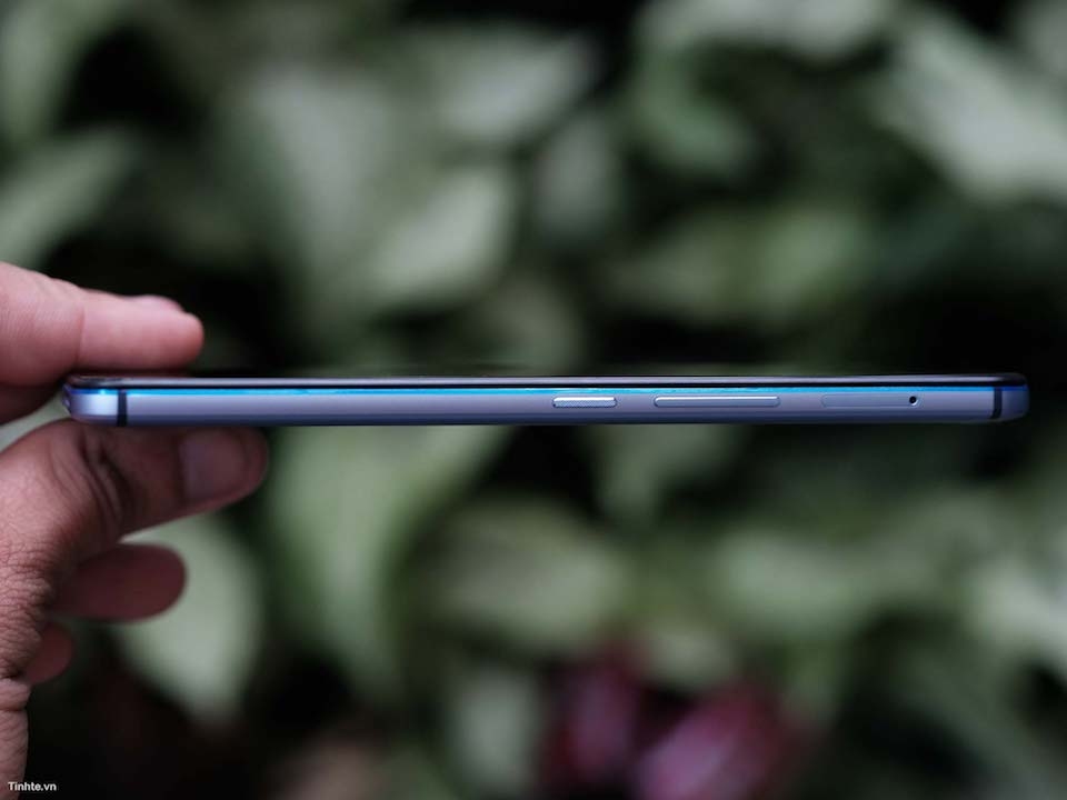 Trên tay Tecno Camon CX phiên bản Manchester City Cạnh phải của máy