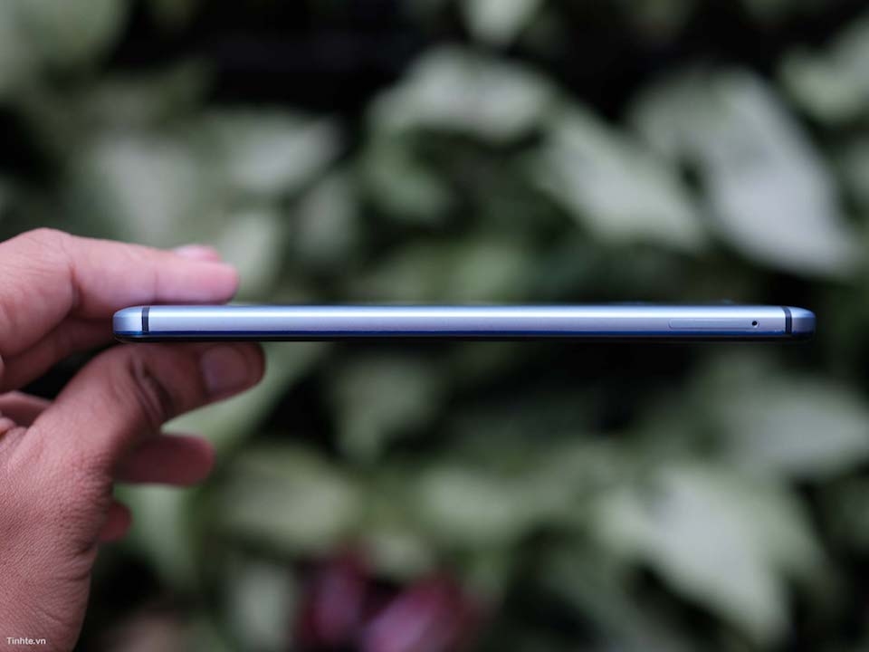 Trên tay Tecno Camon CX phiên bản Manchester City Cạnh trái của máy