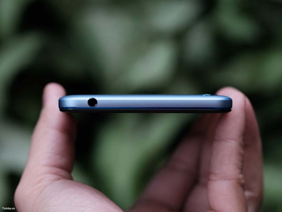 Trên tay Tecno Camon CX phiên bản Manchester City Cạnh trên của máy