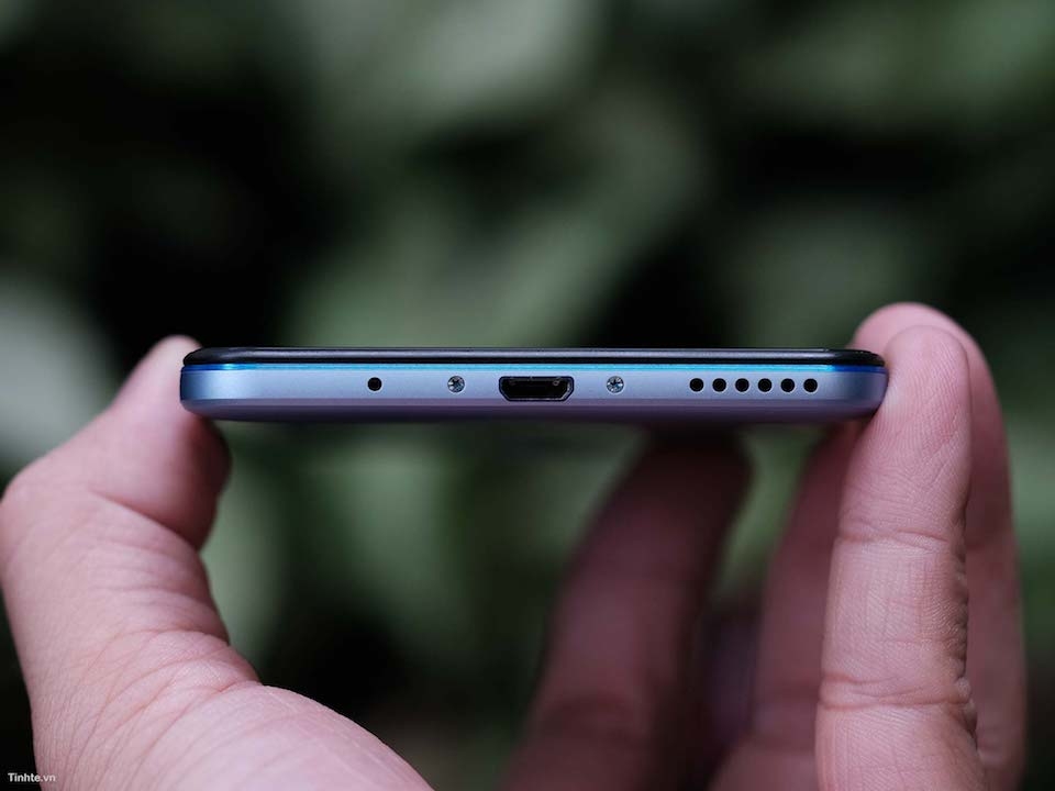 Trên tay Tecno Camon CX phiên bản Manchester City Cạnh dưới của máy