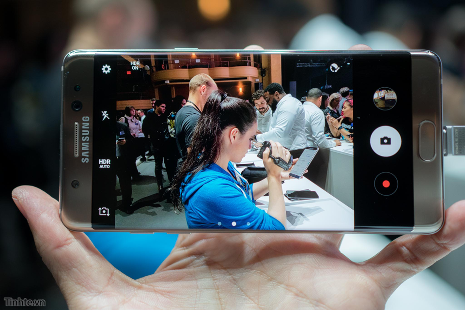 Hậu Note 7, người dùng vẫn trung thành với Samsung Rất kịp thời, Samsung đã ra mắt một số sản phẩm thay thế khác