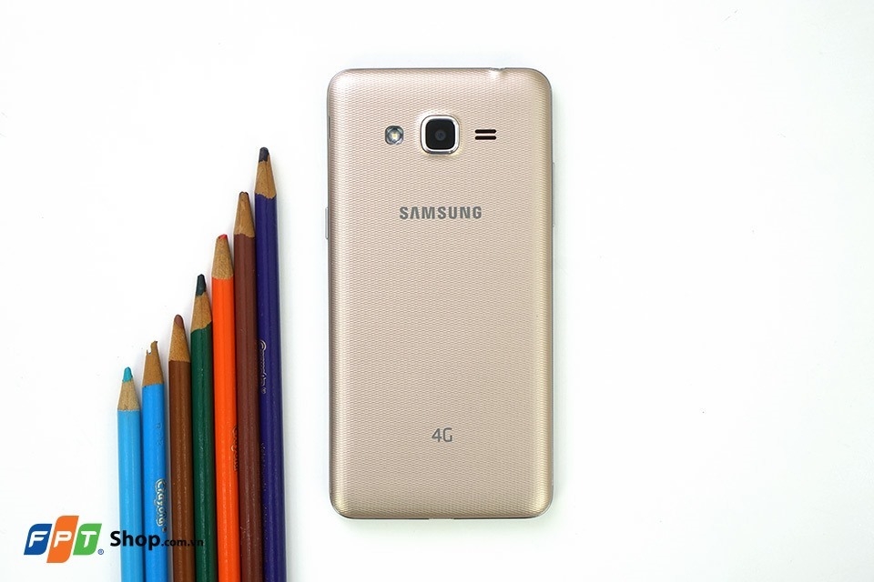 Đánh giá Galaxy J2 Prime: hoàn thiện tốt, cấu hình ổn Máy gọn nhẹ và cầm nắm thoải mái