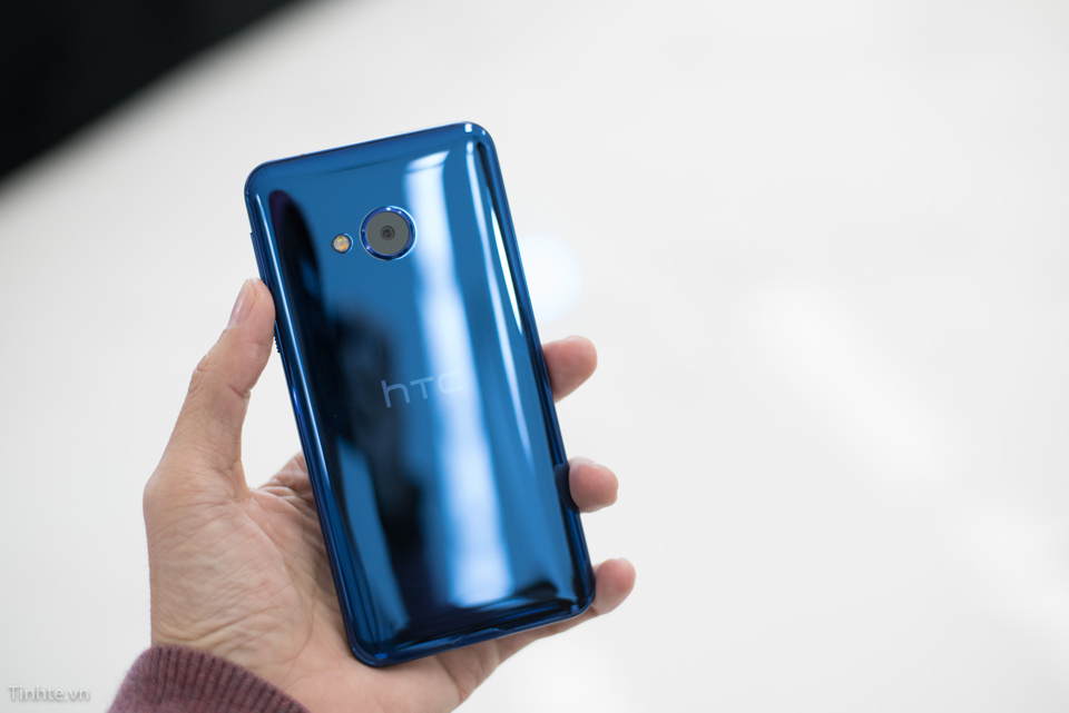 Đánh giá nhanh HTC U Play mới vừa ra mắt Mặt lưng rất bong bảy và được làm cong