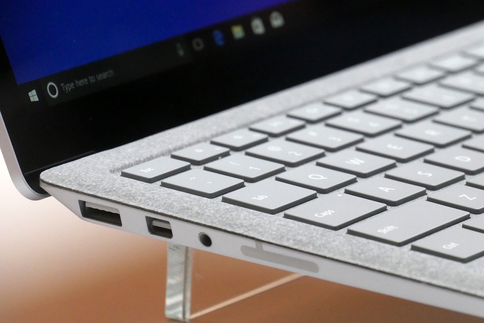 Surface Laptop không có cổng USB-C