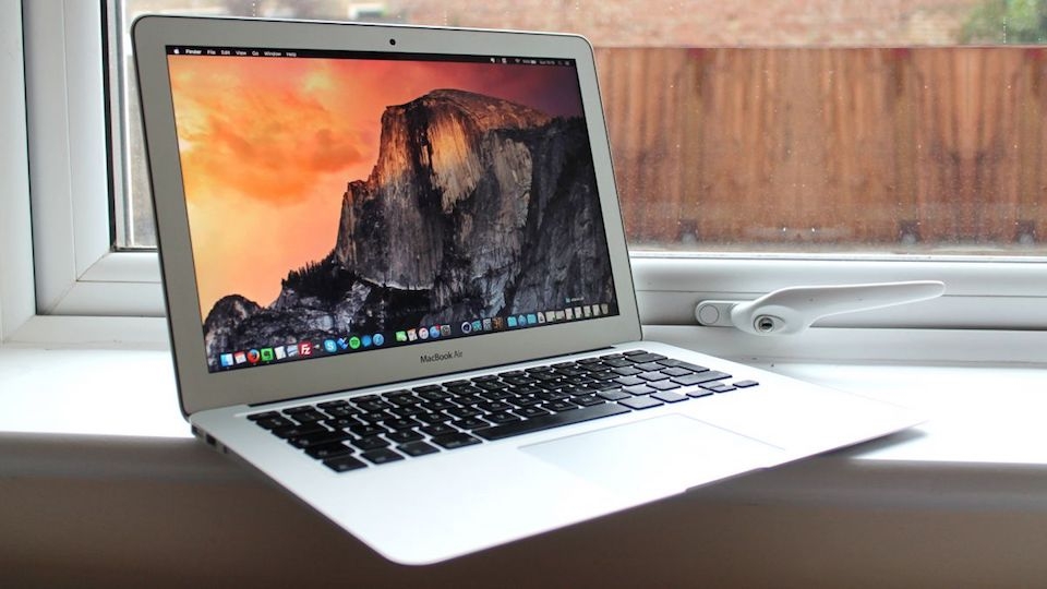 Macbook Air 13 inch có cùng mức giá với Surface Laptop nhưng RAM đến 8GB