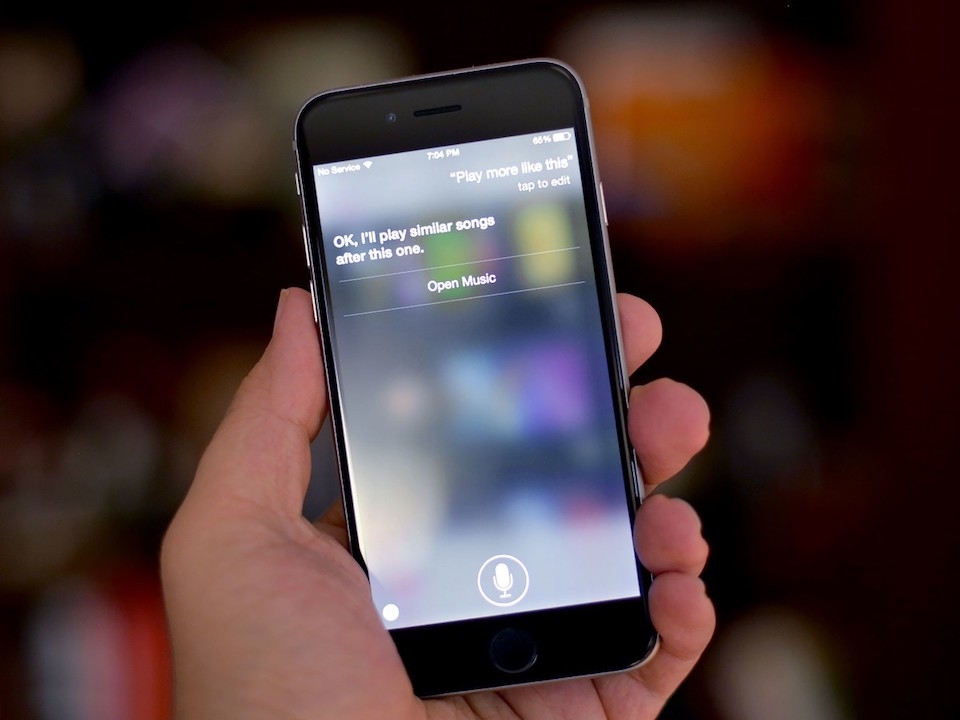 Những điểm khác biệt của Google Assistant so với Siri Assistant sẽ mửo YouTube để chơi nhạc, còn Siri sẽ mở Apple Music