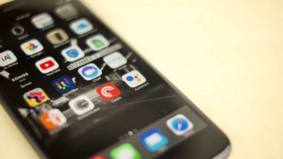 Những điểm khác biệt của Google Assistant so với Siri Người dùng có thể thiết lập phím tắt để Assistant kích hoạt nhanh tính năng