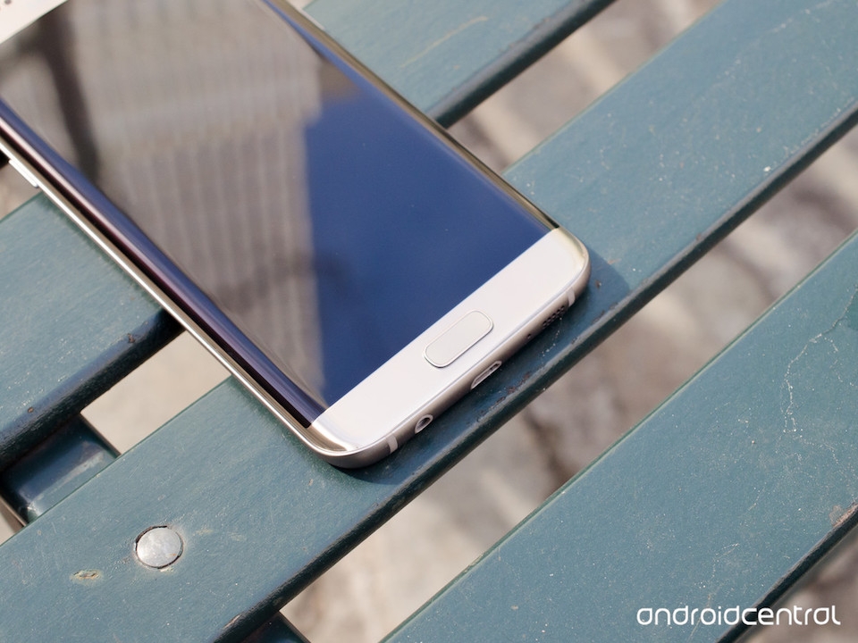 Cảm biến vân tay của S7 Edge đặt ở mặt trước