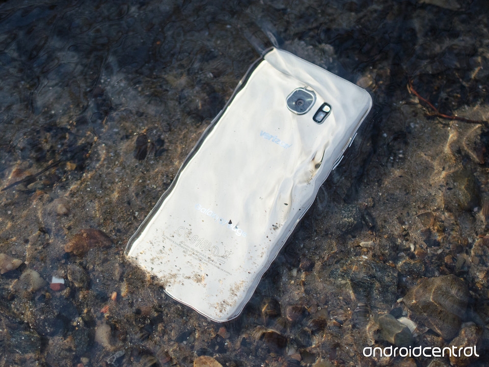 S7 Edge có khả năng chống nước theo chuẩn IP68