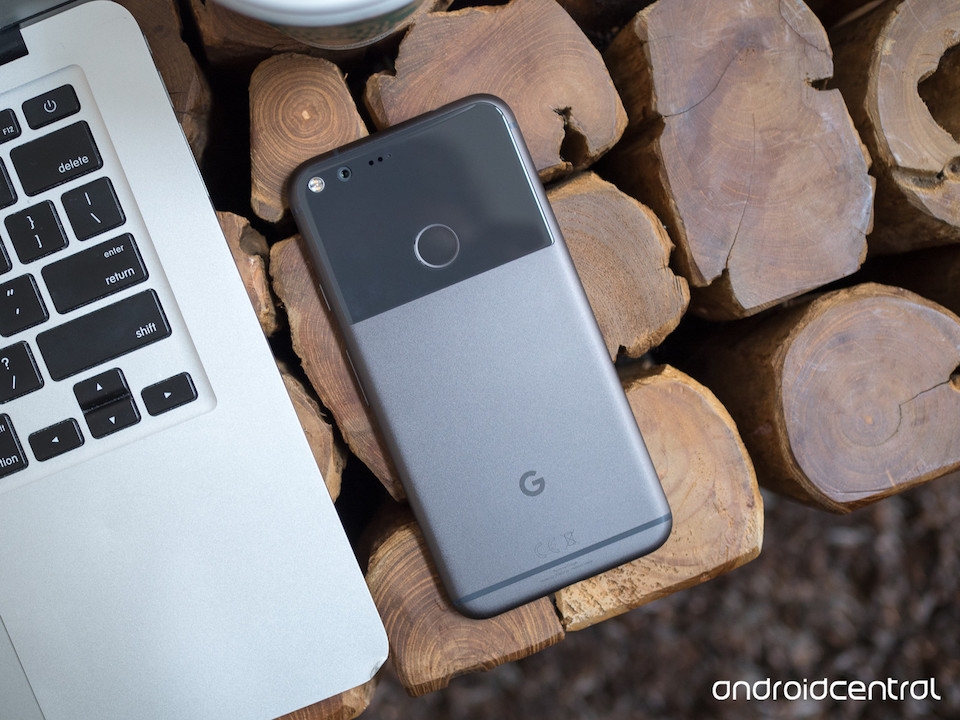 Pixel XL nổi bật với mặt lưng chia thành hai phần