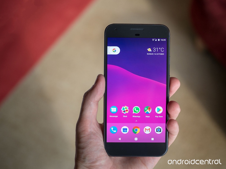 Pixel XL không quá kém cạnh khi cùng sử dụng tấm nền AMOLED