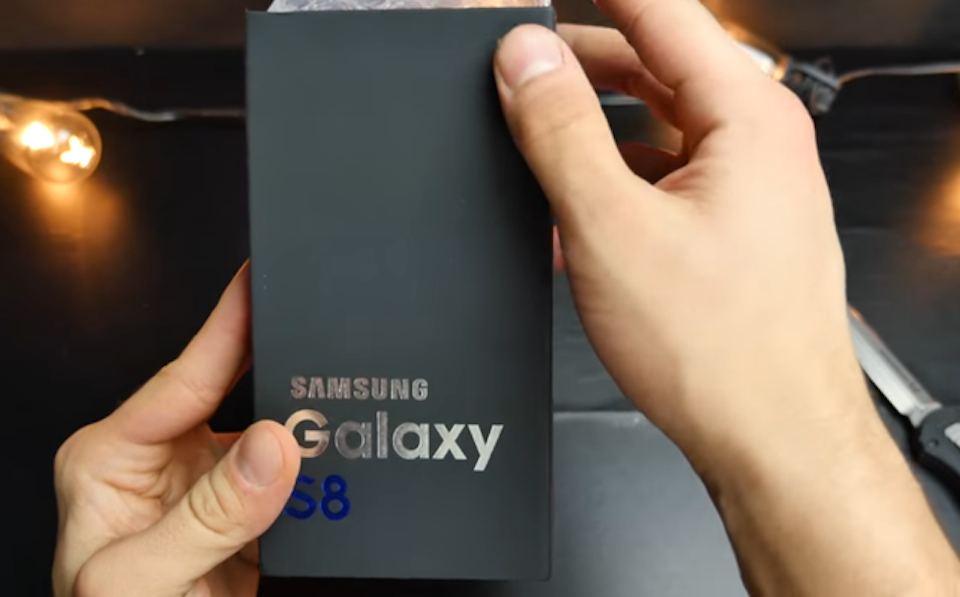 Trên tay Galaxy S8 nhái với camera kép có giá 100USD Mặt trước trên vỏ hộp của Galaxy S8 nhái