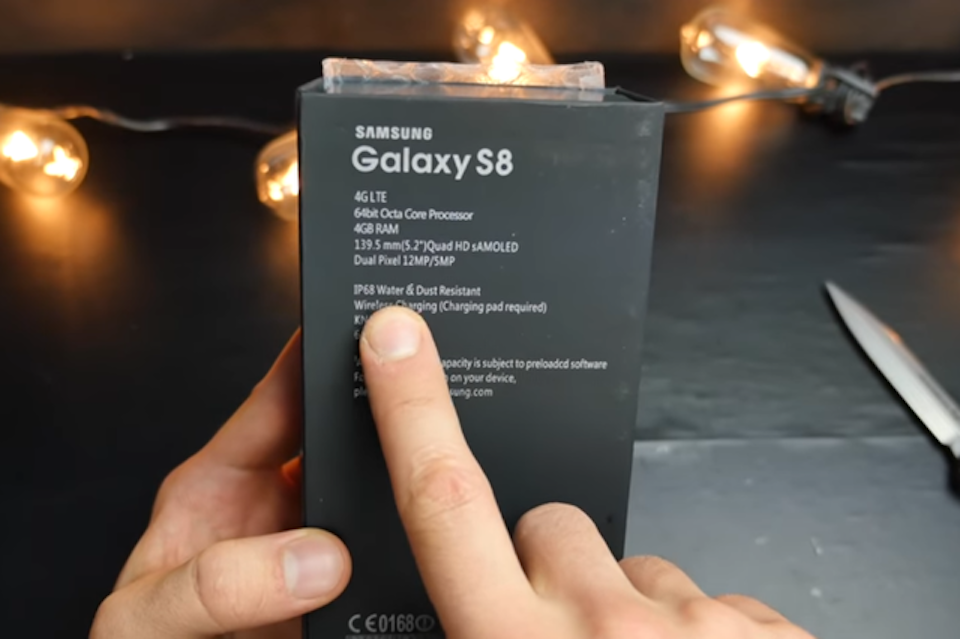 Trên tay Galaxy S8 nhái với camera kép có giá 100USD Vỏ hộp được in các thông số kỹ thuật khá
