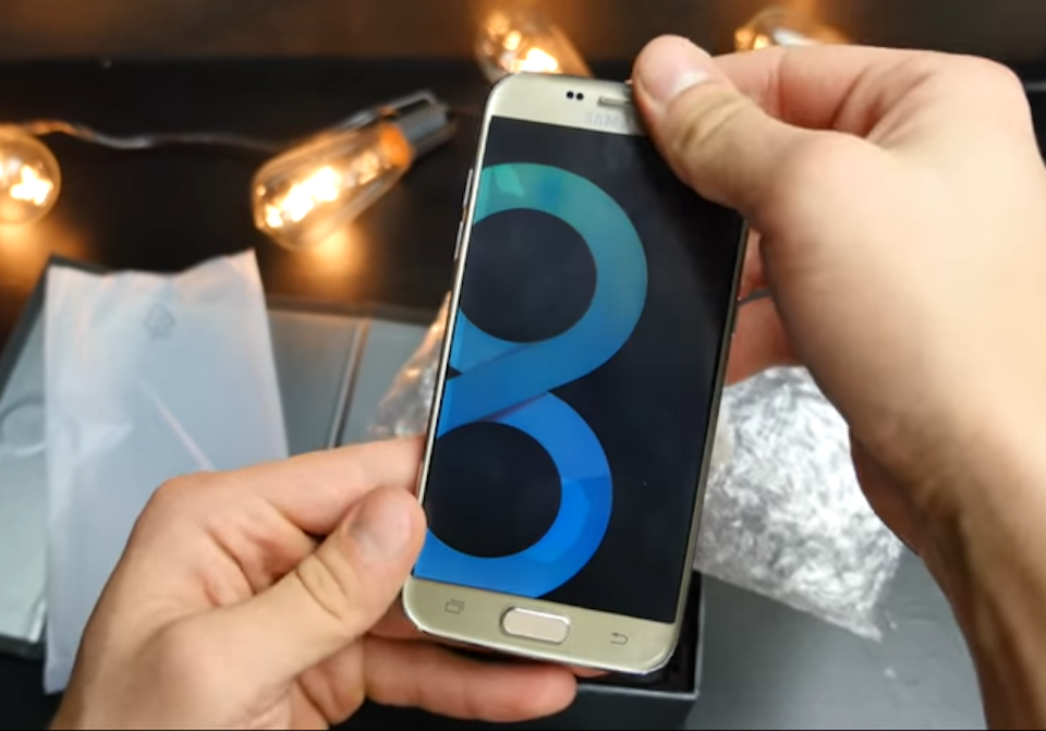 Trên tay Galaxy S8 nhái với camera kép có giá 100USD Máy được thiết kế khá giống với Galaxy S7