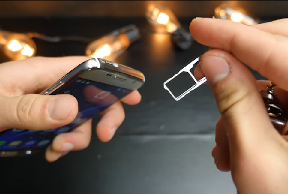 Trên tay Galaxy S8 nhái với camera kép có giá 100USD Khay SIM và MicroSD được đặt trên đỉnh máy