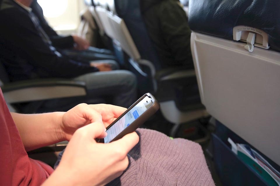 Tại sao phải tắt điện thoại khi lên máy bay? Từng có nhiều trường hợp bị phạt khi sử dụng điện thoại trên máy bay